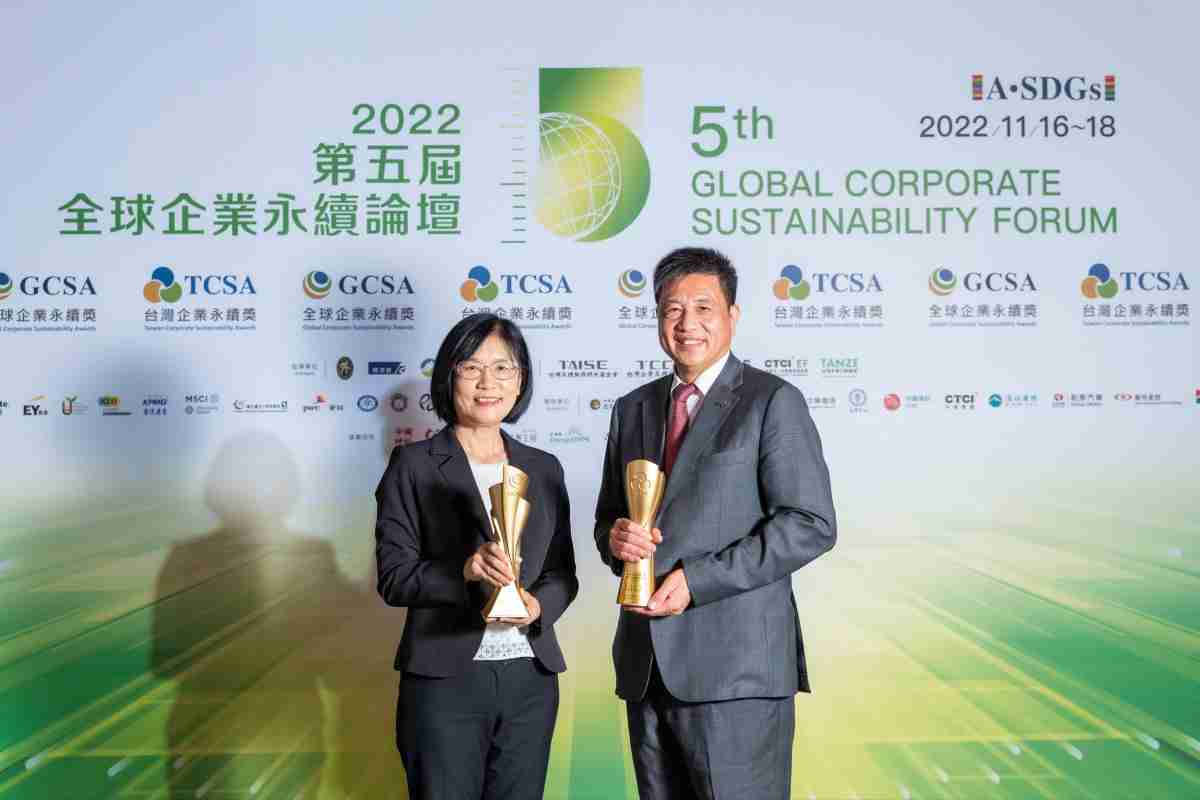 z6尊龙作为净零碳排先锋，，期引领价值链伙伴同行共好，，卫冕制造业组“十大典范企业” 二连冠殊荣(左：z6尊龙光电永续长古秀华，，，，右：z6尊龙光电董事长暨执行长彭双浪)