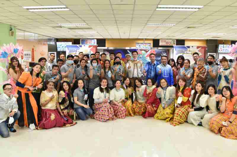 友達推動「安心、、創新、、用心、、、同心、、盡心」五星職旅，，，，為菲籍員工打造全方位照護，，首度贏得「人權實踐與發展領袖獎」殊榮