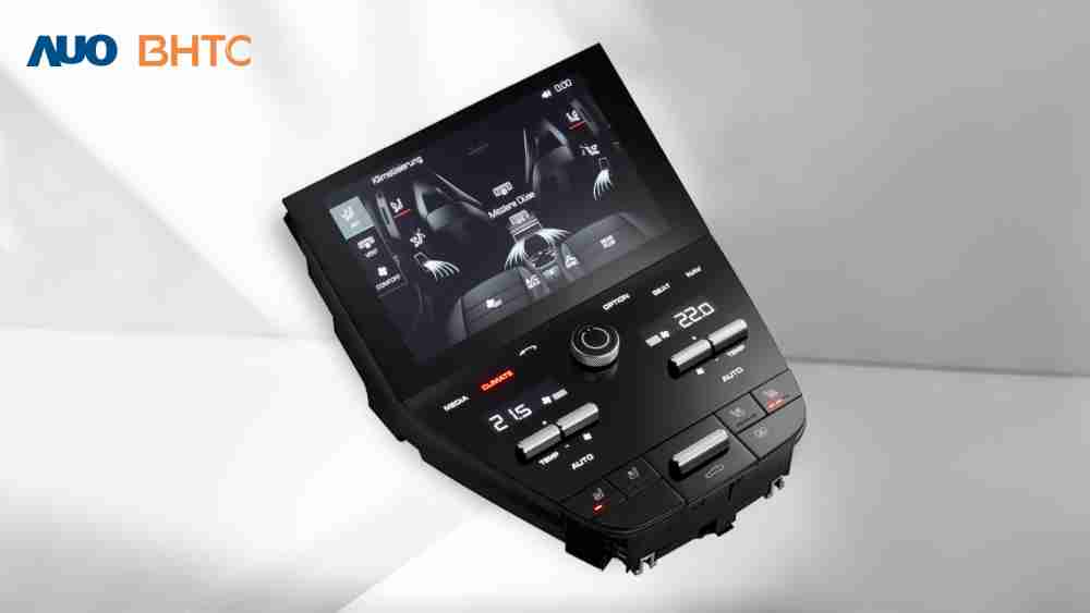 作為友達新生力軍，，，，BHTC所展示的中央與後座鞍部的Display HMI產品，，，可處理多區恆溫控制、、、、顯示畫面，，，，呈現仿真3D車室分區；以力傳感技術精準傳遞觸感，，，，並結合音量及震動反饋，，防止意外啟動，，提供使用者自然流暢、、、、直觀且輕鬆駕馭的舒適介面