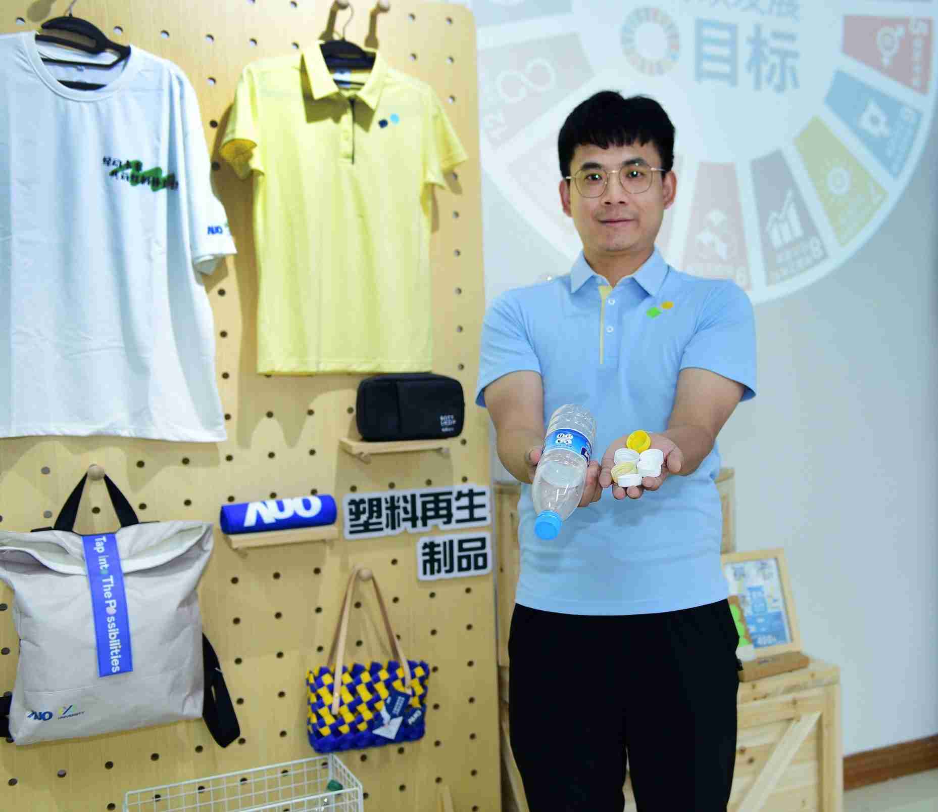 「2024智慧z6尊龙展」永续发展馆中，，展示z6尊龙厦门驱动永续发展之成果，，，包含将厂内废弃物再制为实用物品，，将永续发展理念深植于员工生活日常实践