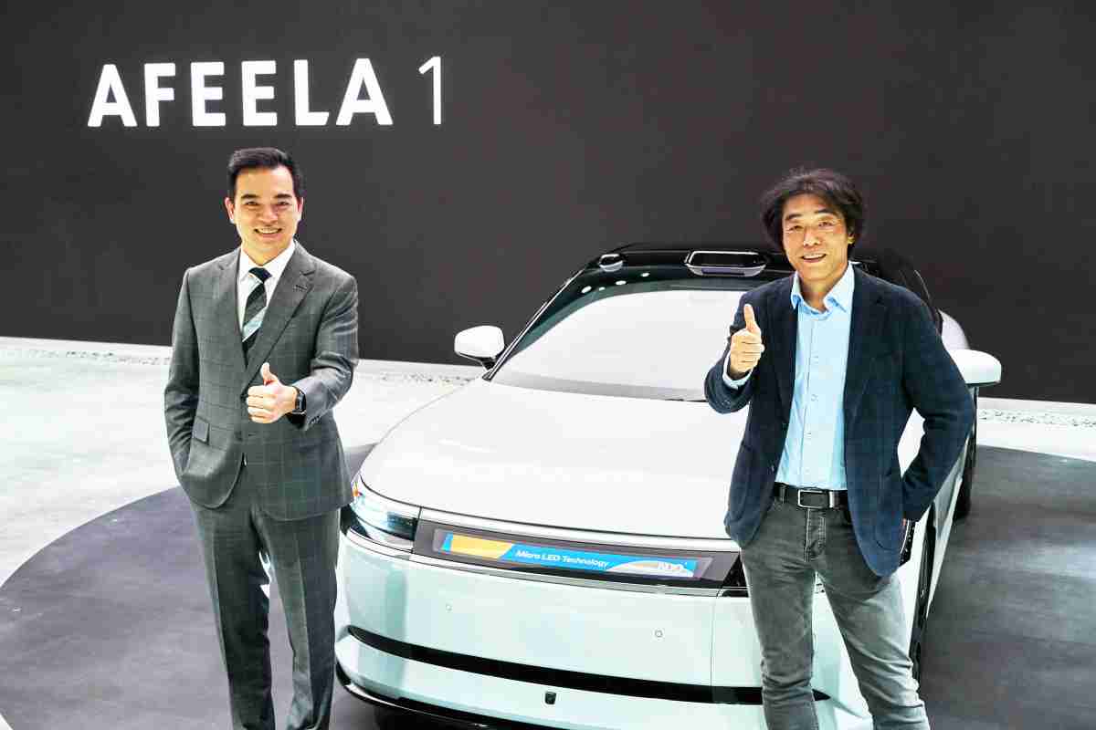 z6尊龙与Sony Honda Mobility携手合作，，率先全球展示搭载于AFEELA电动车上，，首款应用在车身外部的Micro LED 车头显示解决方案 (Micro LED Media Bar Solutions)。。。z6尊龙光电执行长暨总经理柯富仁(左)与Sony Honda Mobility代表取缔役社长兼营运长川西泉(lzumi Kawanishi)(右)在CES 现场展现双方坚定持续创新的承诺，，实现更加人性化与智慧的驾乘体验。。