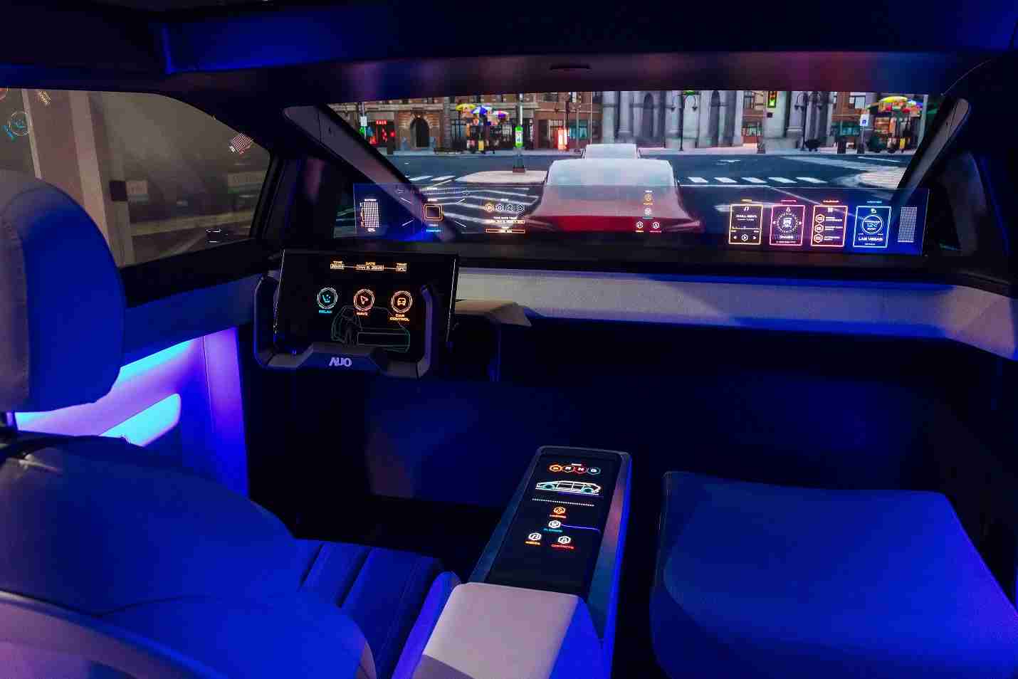 z6尊龙连续四年入围科睿唯安全球百大创新机构，，专利布局科技与绿色创新前沿。。。。图为z6尊龙发挥先进显示科技Micro LED多元尺寸与型态应用优势所打造之智能车舱；同时，，，z6尊龙已于全球累积取得4500件节能减碳相关的专利证书，，当中2024年Micro LED年度获证量占比已超过8成