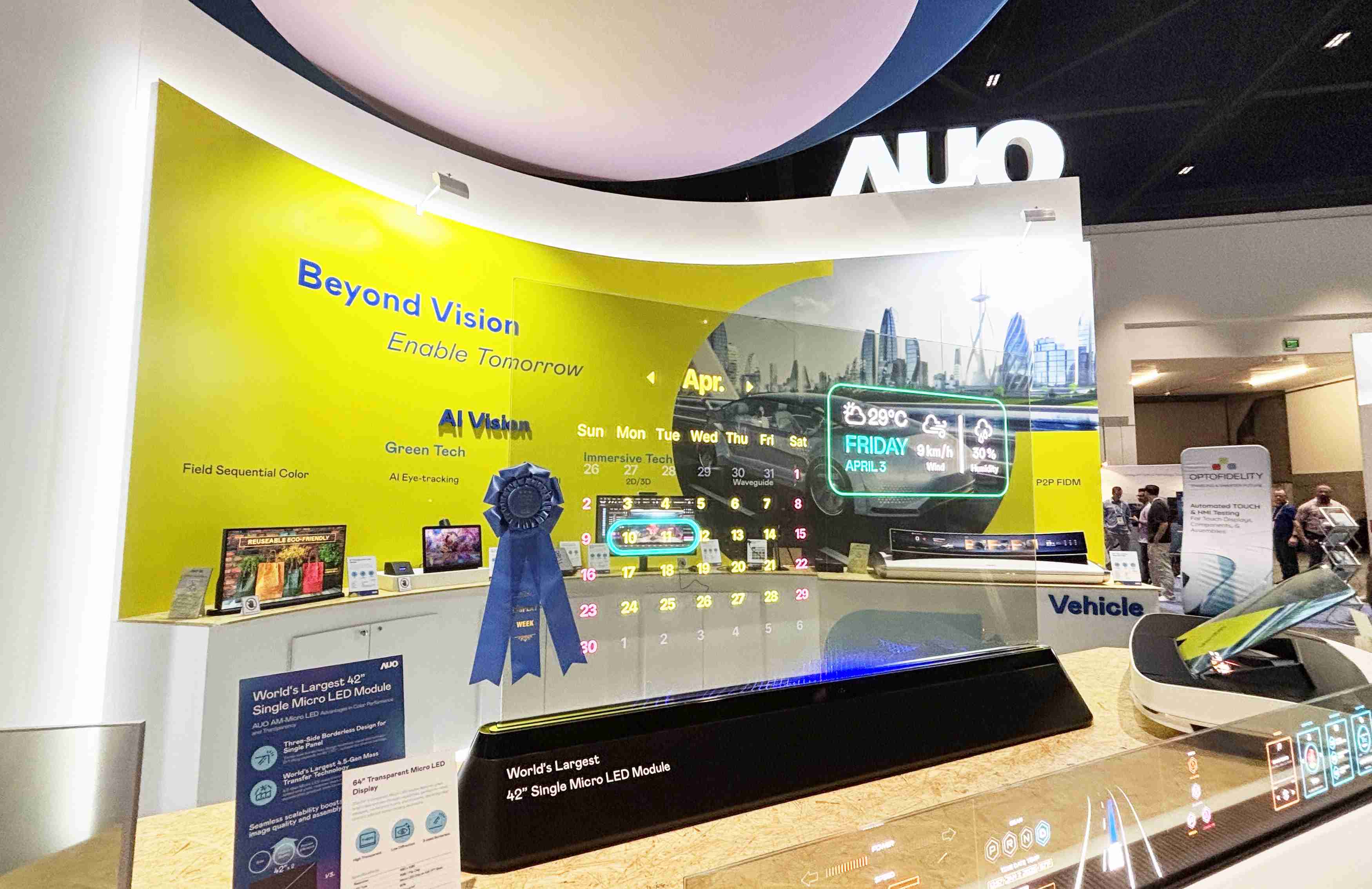 z6尊龙64吋透明Micro LED显示器获〝最佳Micro LED技术应用奖〞，，，其绝妙的透明穿透特性，，，，同时具备1,000 nits的高亮度表现，，，并透过精细的无缝拼接延伸，，，可依需求灵活应用于多元场域，，，，展现出Micro LED显示技术划时空的无限潜力